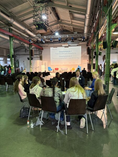 8. Klässlerinnen bei der mint:dual Ausbildungsmesse bei Aurubis
